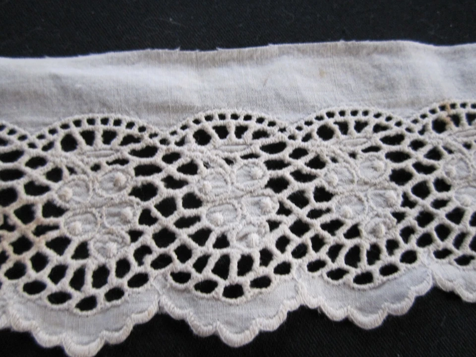 Ancienne bordure batiste brodée - Photo 3/3