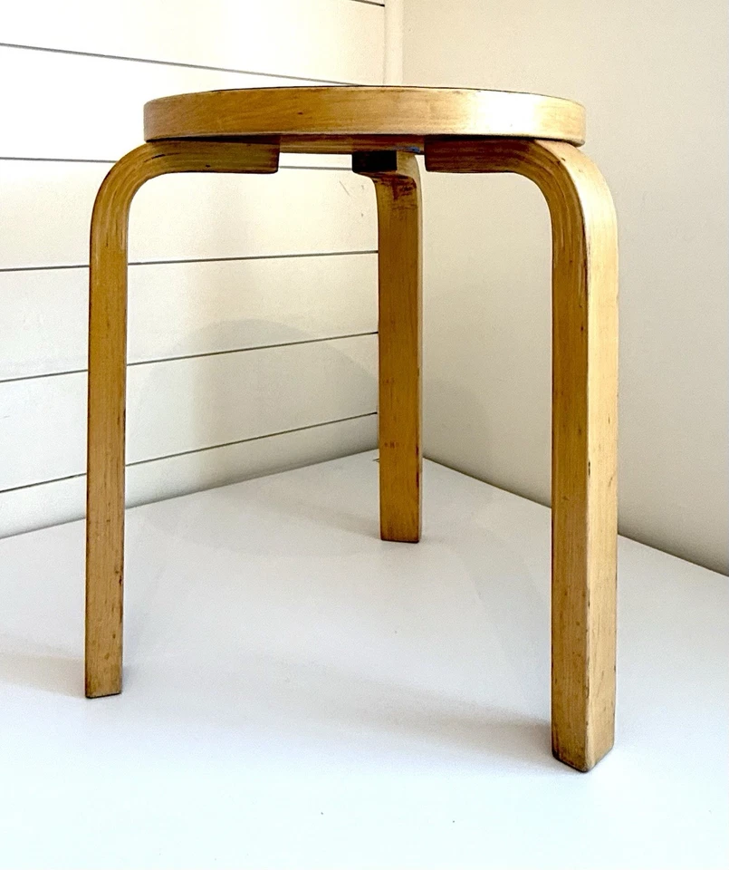 Taburete Aalto vintage hecho por en Finlandia por Artek en la parte superior de linóleo negro de los años 60 Foto 2 de 4