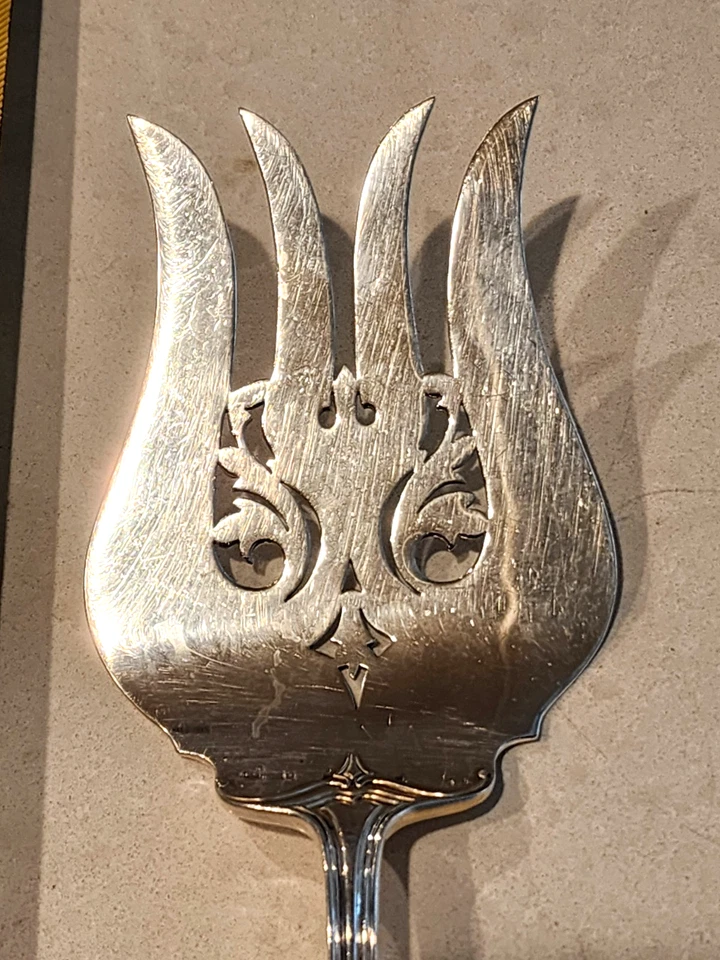 Tenedor para servir pescado de plata esterlina Hepplewhite de Reed and Barton perforado elegante Foto 3 de 4