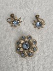 Vintage Ice Blue Rhinestone Goldtone Flower Pin And Screwback Earring Set — photo 1
