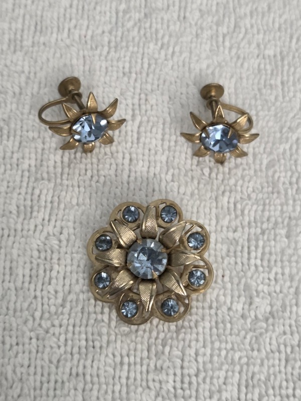 Vintage Ice Blue Rhinestone Goldtone Flower Pin And Screwback Earring Set
