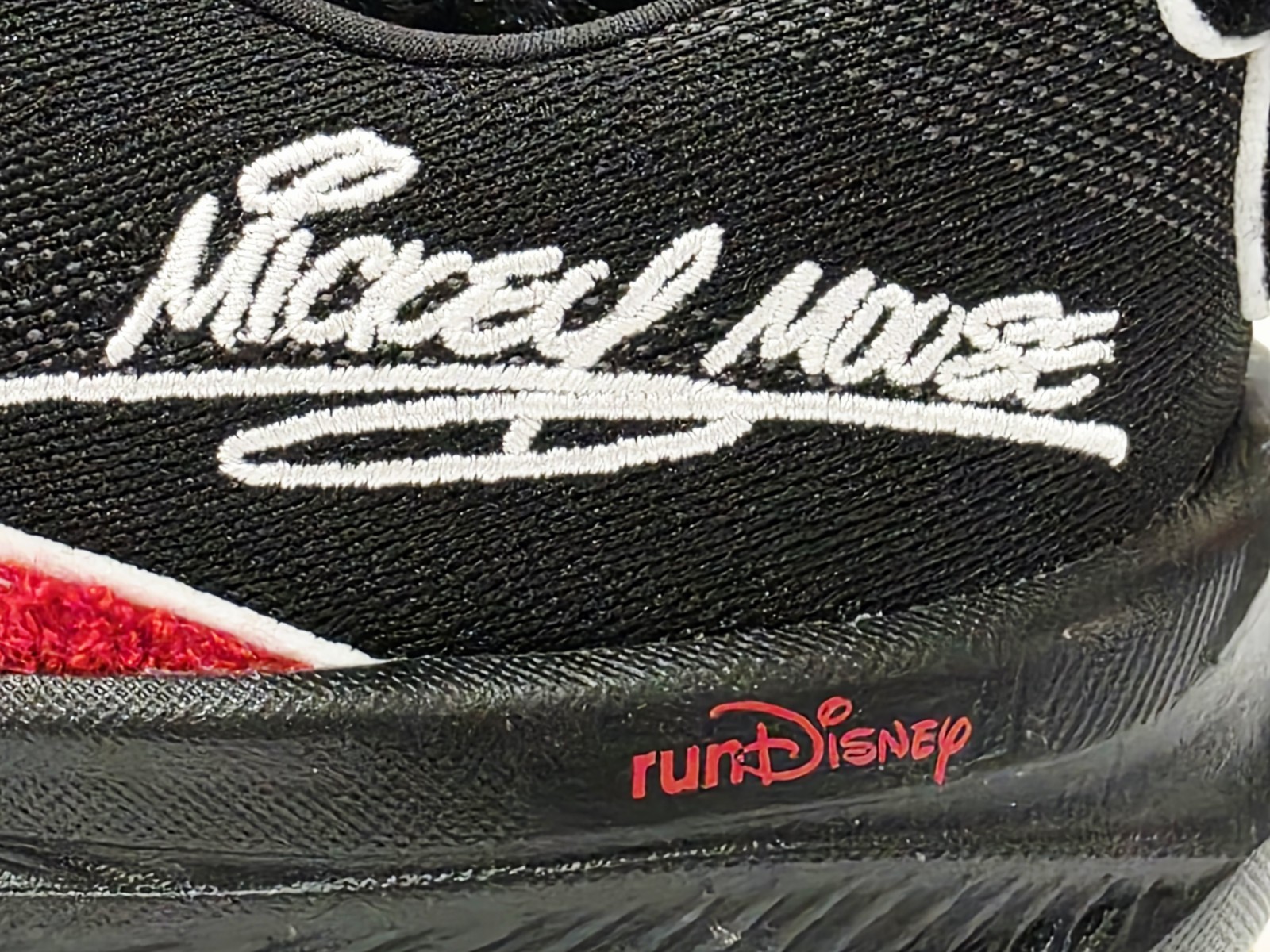 Brooks Ghost 17 MICKEY MOUSE RunDisney 2026 Limited Black Women 10 Wide D New thumbnail 14