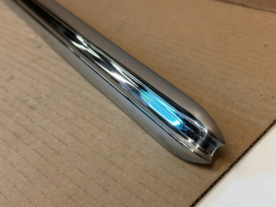 49 Oldsmobile Series 76 78 1948 tapa puerta lateral moldura GM 554871 ¡Nuevo en caja! Individual Foto 2 de 4