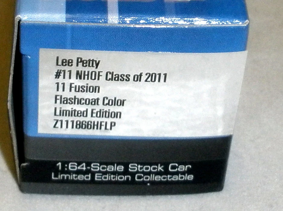 1:64 ACCIÓN '11 NASCAR SALÓN DE LA FAMA CLASE NHOF DE 2011 LEE PETTY HOF NUEVO EN CAJA Foto 3 de 3