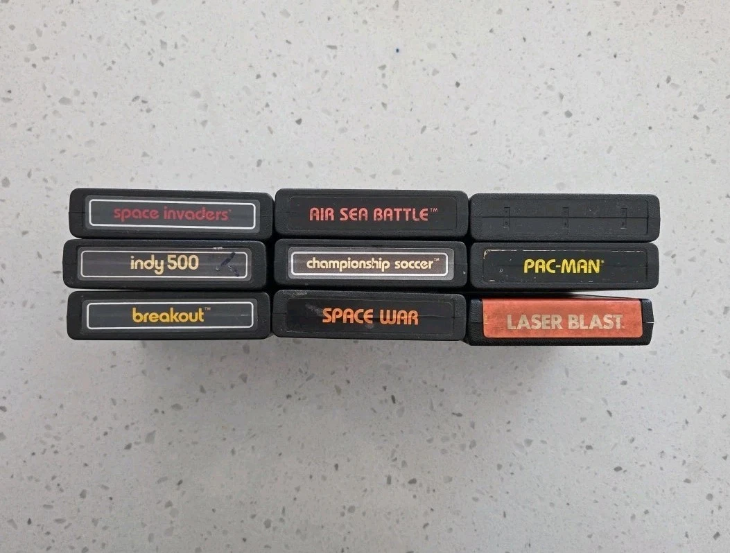 Atari 2600 Vader Avec 4 Jeux : Pole Position Et Space Invaders - Boîte Abîmée, Mais Console En Super état !