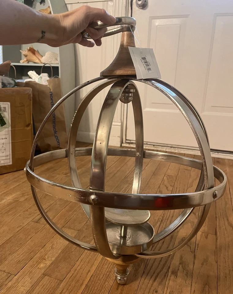 Candelabro Imax Tabia con diseño estilo jaula alrededor de un pilar plateado Foto 3 de 4