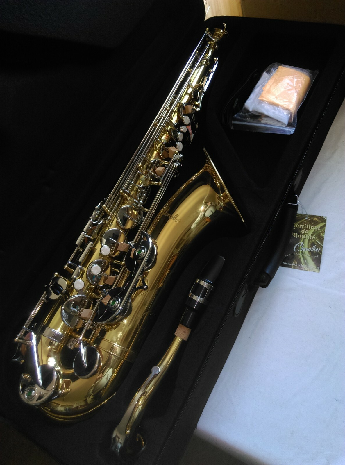 Saxophone ténor Chevallier 6435 A1 instrument neuf pavillon or et clés argent