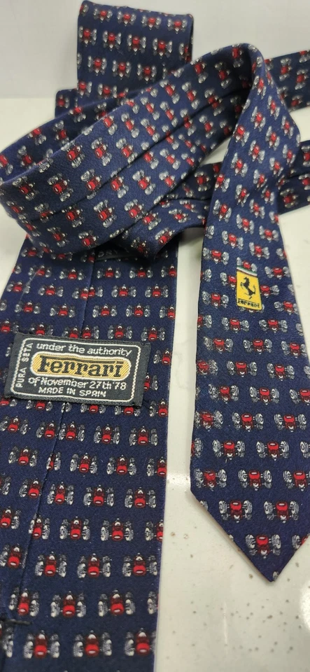 Corbata Ferrari Hombre Vintage 1978 Azul Marino Coches Y Logo 100% Seda Hecha en España Foto 3 de 4