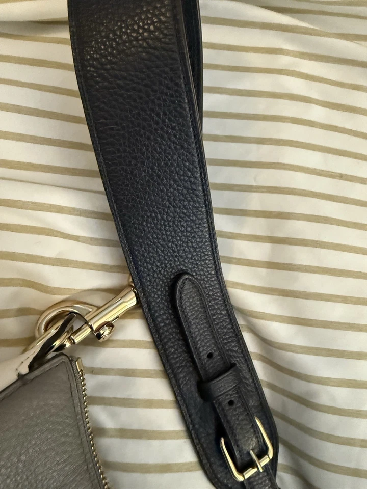 Auténtico bolso de hombro Coach Jes Hono. Excelente estado. Correa azul marino. Foto 3 de 4