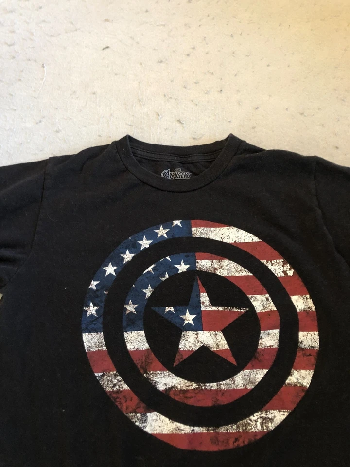 Camisa Avengers Para Hombre Pequeña Capitán América Azul Marino Algodón Gráfico Camiseta Foto 2 de 4