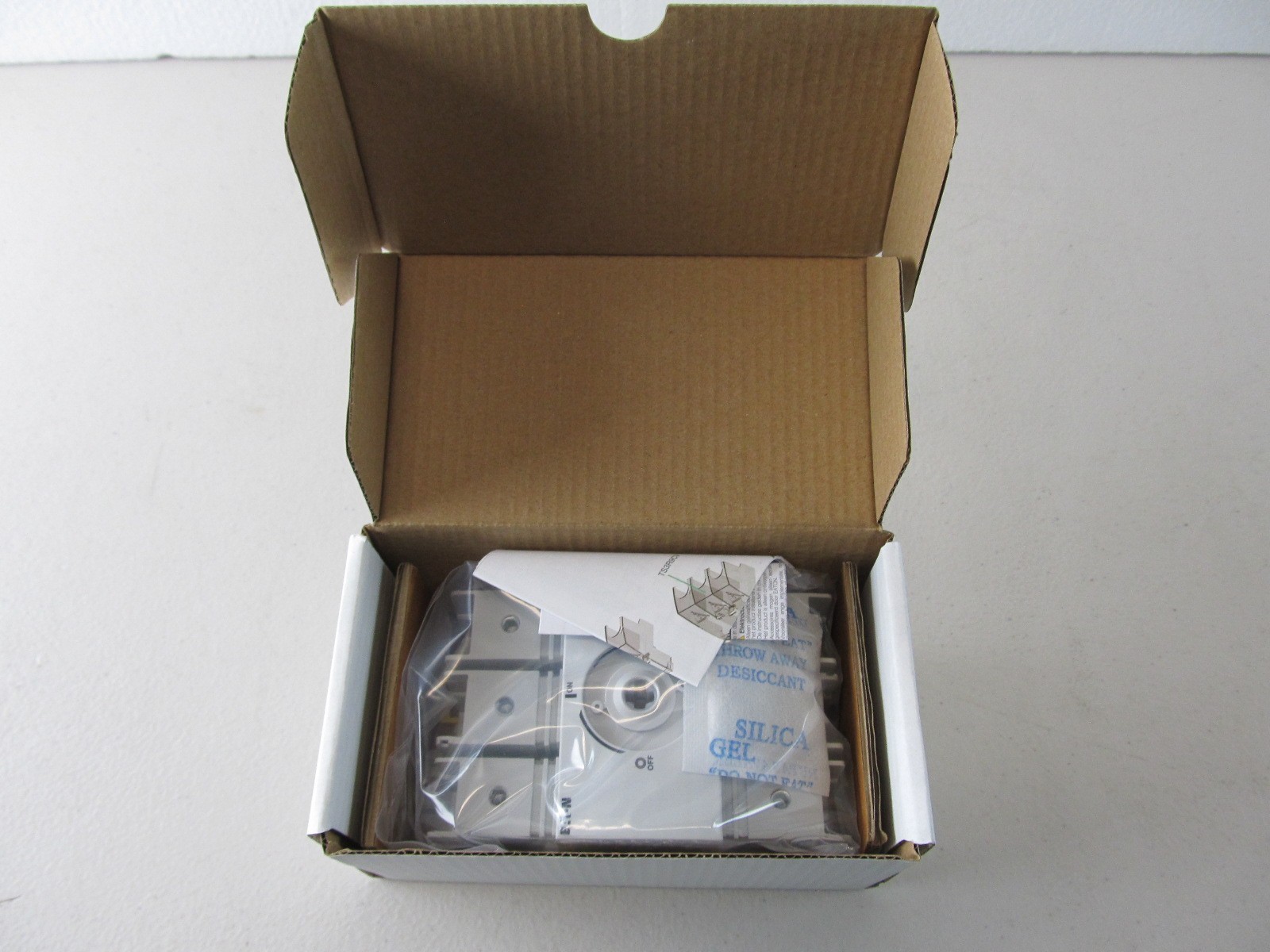 NEW Eaton R9C3100U Non-Fusible Rotary Disconnect Switch, 100A, 3 Pole, 600VAC