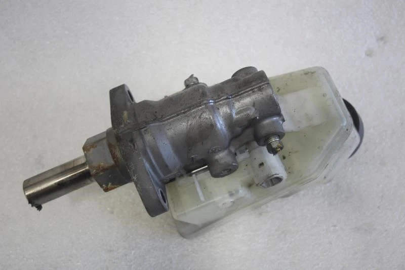 Toyota Celica 2001 cilindro maestro de freno con depósito automático A/T Foto 4 de 4