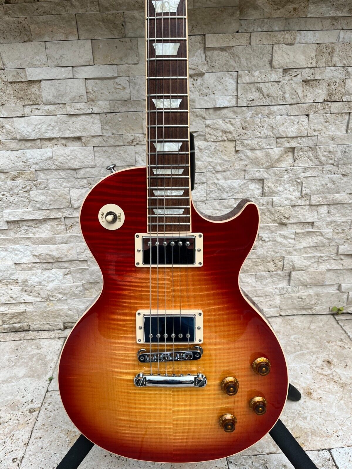 2017 Gibson Les Paul Standard Premium Top Heritage Cherry Burst.