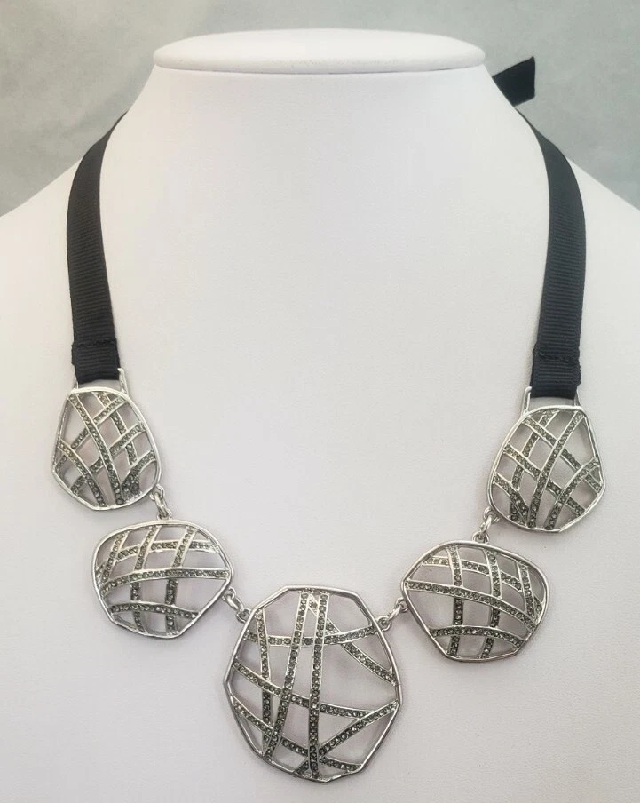 VETEMENTS Collana dichiarazione moderna bavaglino astratto metallo tono argento strass ghiacciato grigio