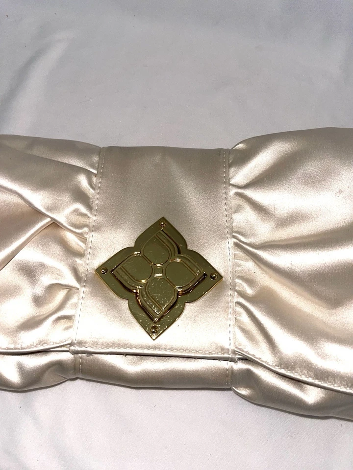 Bolso de Mano BCBG Maxazria Blanco Satinado Firma Lazo Volantes Foto 4 de 4