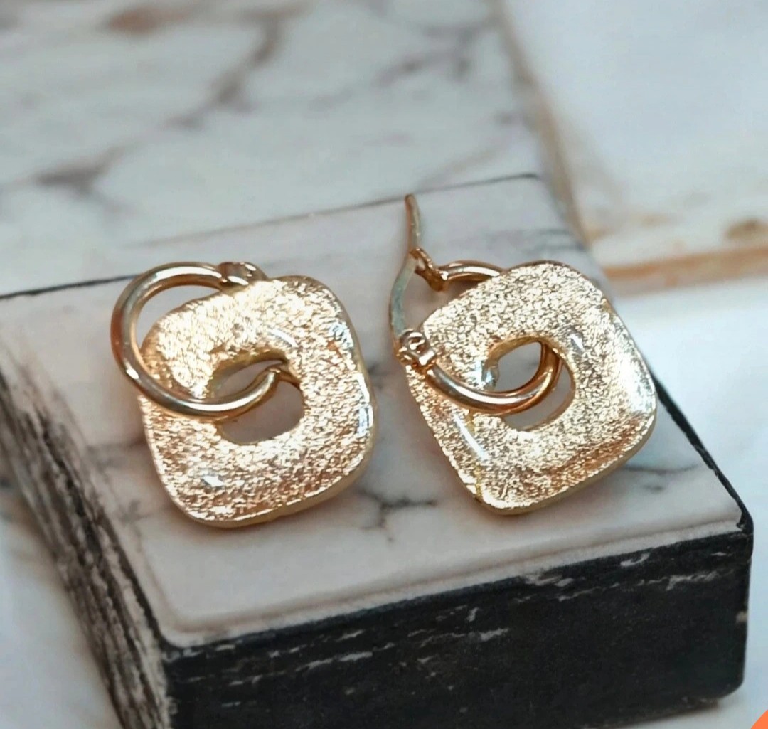 Elegantes Pendientes de aros con charm dorado de arcilla polímerica