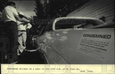 1985 Press Photo Condemned car in the 2700 block of N. 34th St. - mjb83906