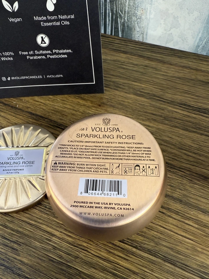 Voluspa Rosa Brillante Hecha a Mano Vegana Cera de Coco Decorativa Lata Vela de Lujo Foto 2 de 3