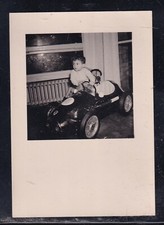 Fotografia Foto Bambino con Macchinina a Pedali KK4160