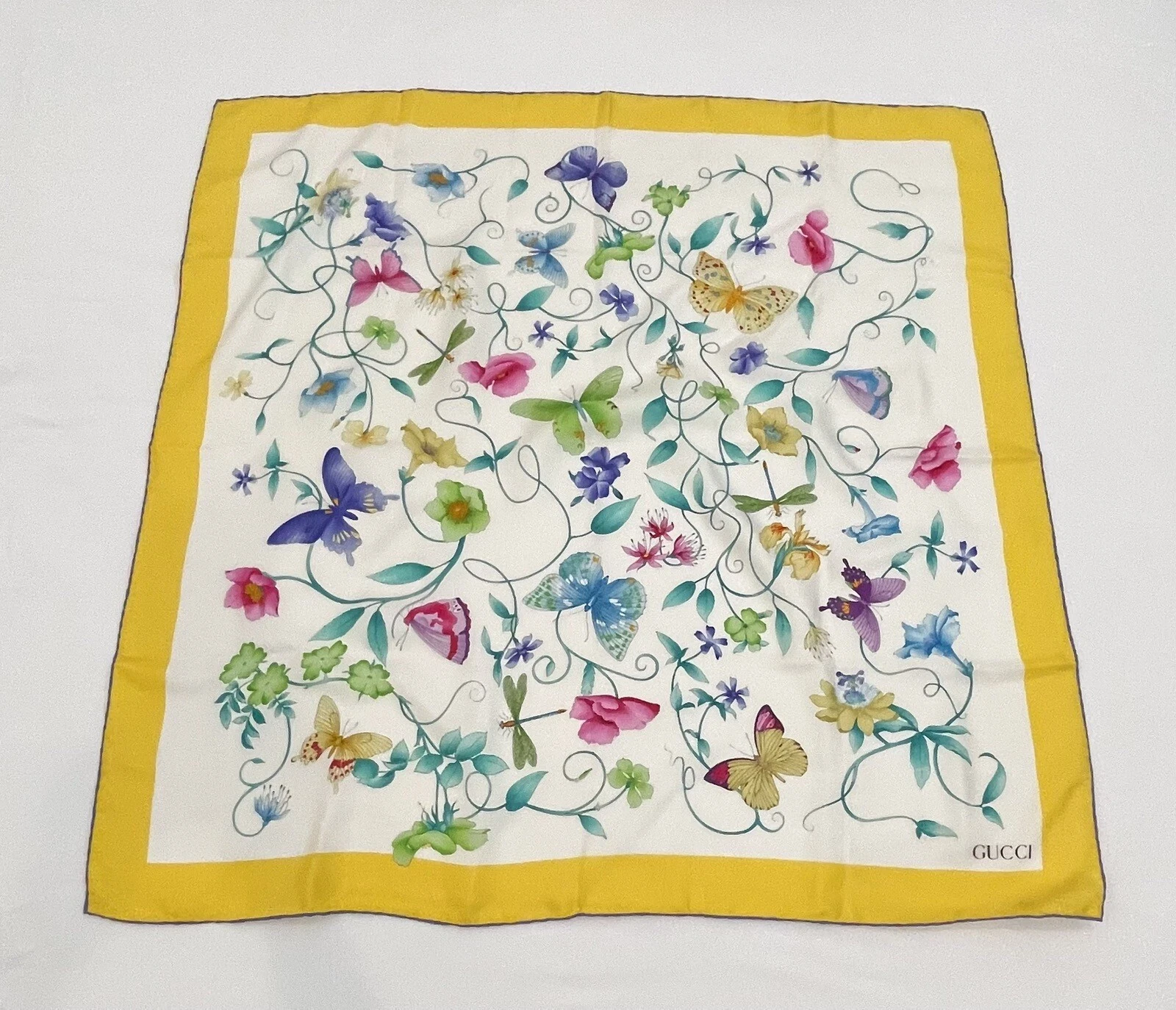 Gucci foulard en soie papillons 34 x 34
