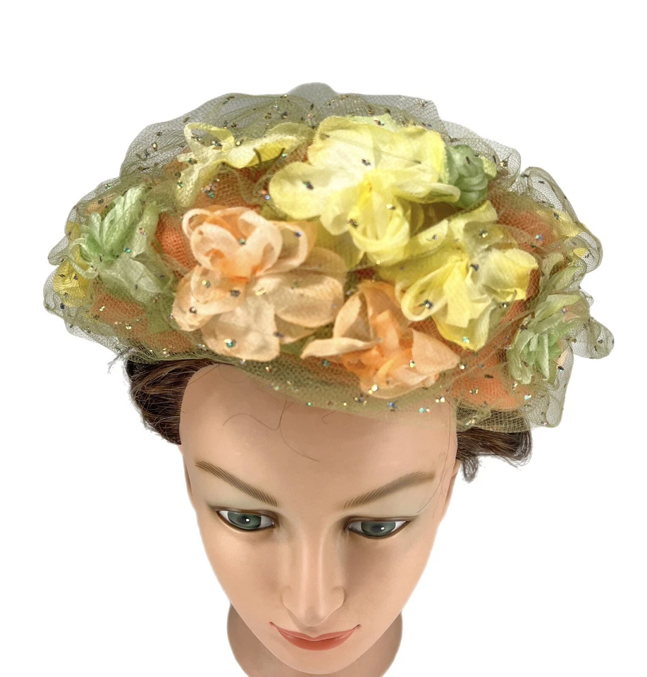 Sombrero Pastillero de Colección Años 60 Sharon Originales Hecho en Unión Flor Pétalos Acentos Brillantes Foto 2 de 4