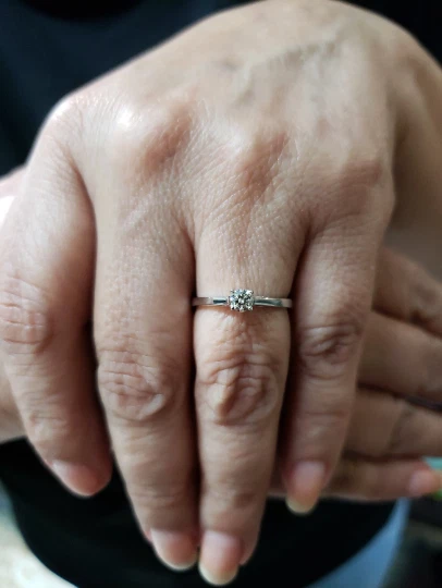 Anillo de diamantes cultivados en laboratorio de 0,20 quilates de oro de 14 quilates