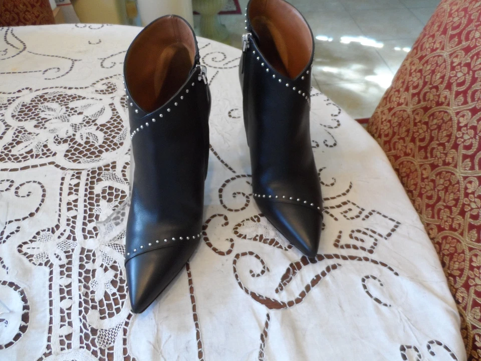 Botines Givenchy de cuero de becerro negro con detalle tachonado talla 38B Foto 2 de 4