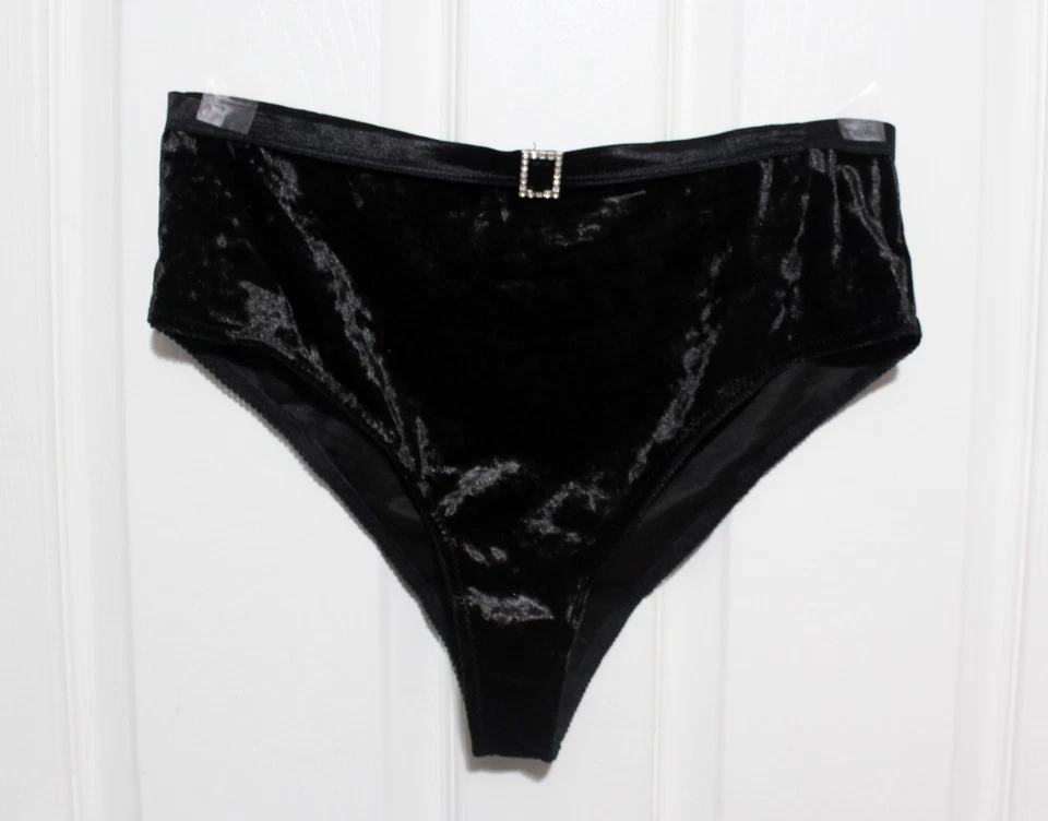 Sutiã e calcinha Spree Intimates feminino 2X plus veludo preto Papai Noel com aro - Imagem 4 de 4