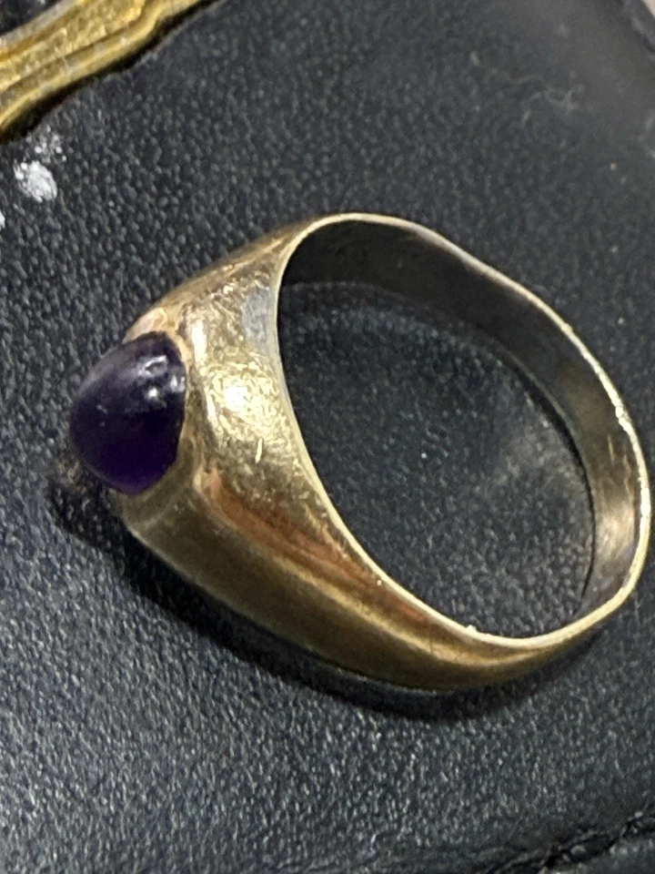 Anillo de oro con piedras preciosas moradas 18k Foto 2 de 3