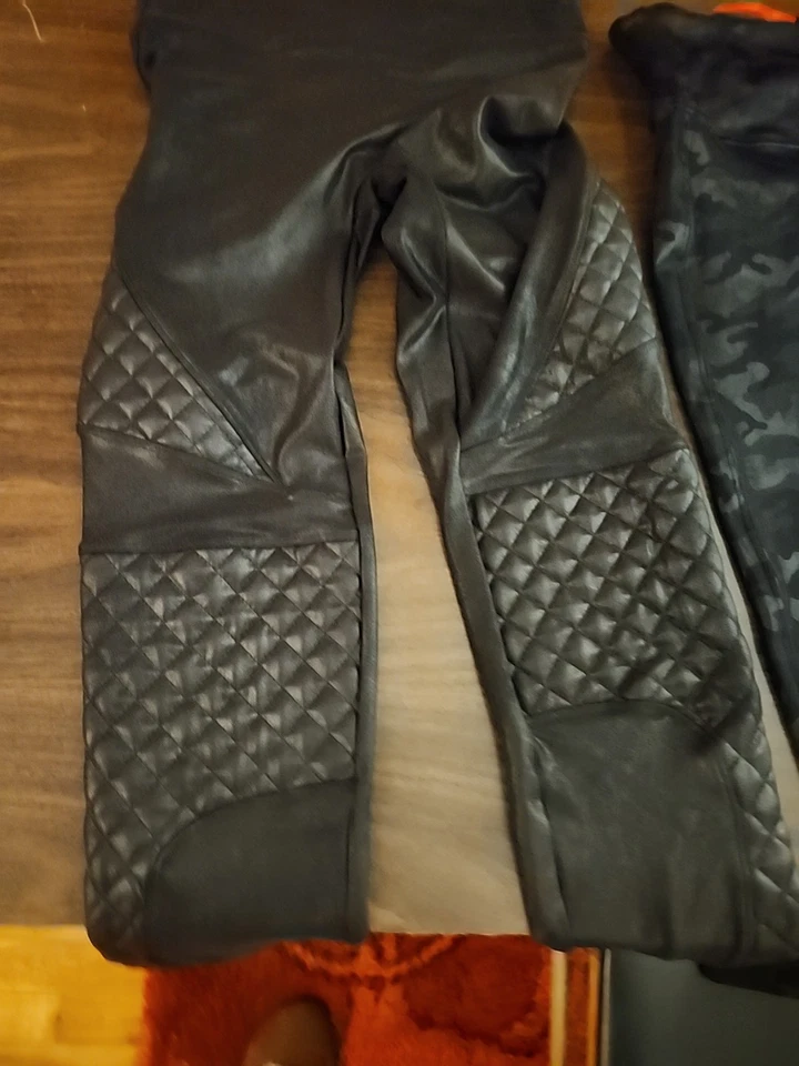 Lote De 3 Leggings Spanx Imitación Cuero Camuflaje Diamante Negros Cintura Alta Pequeños S Exc Foto 2 de 4