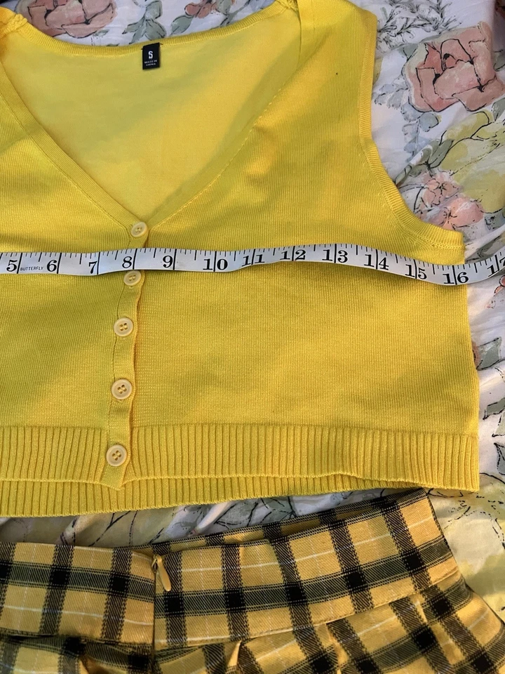 Muñecas, matar, tamaño despistado, pequeño traje amarillo a cuadros, trucos y golosinas Foto 4 de 4