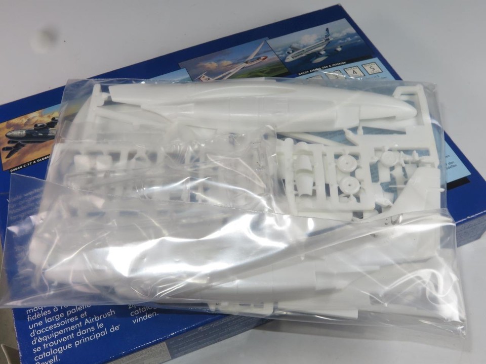 REVELL 1/72 Scale Model Aircraft Kit 04289 Rockwell T2C/E Buckeye