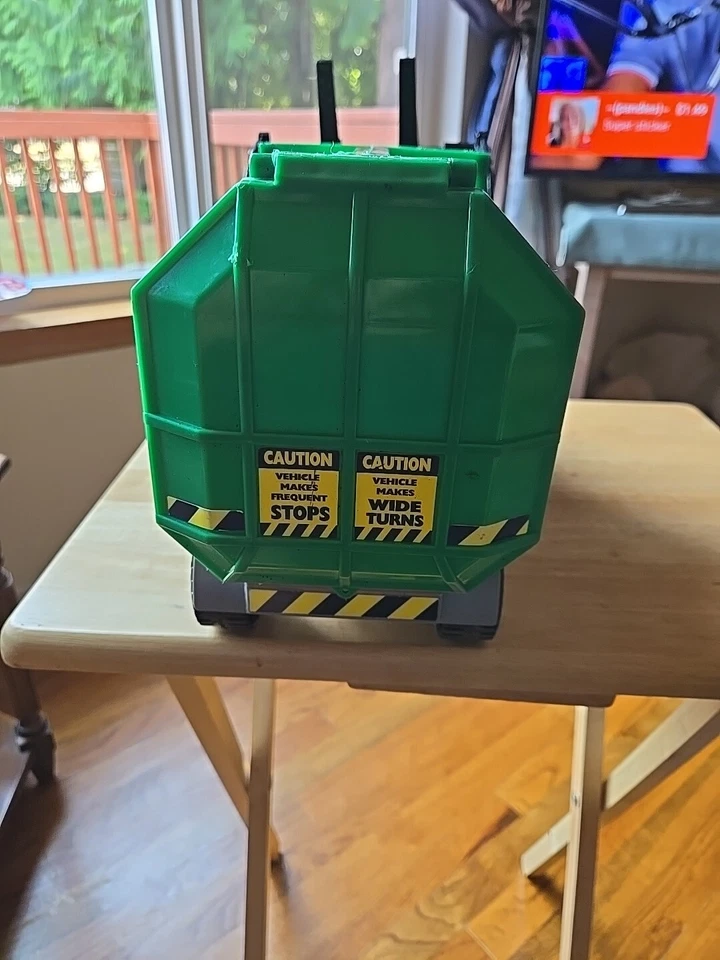 Camión de basura motorizado Tonka Mighty saneamiento luces de 17 pulgadas de largo, sonido, movimiento Foto 4 de 4