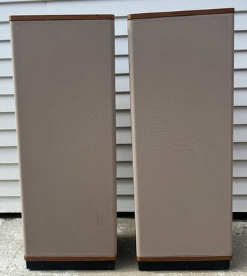 VANDERSTEEN MODEL 2Ce Audio Speakers With Stand Beige Color 