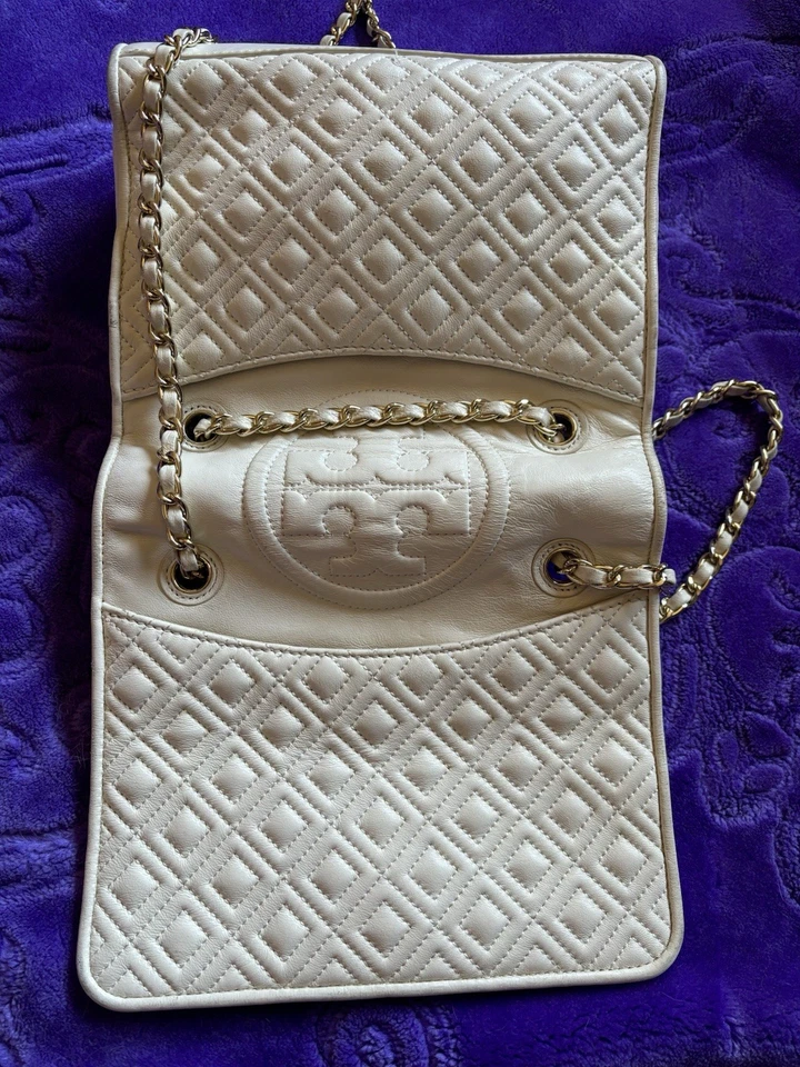 Bolso de hombro Tory Burch Fleming acolchado de cuero con solapa. Usado, excelente estado. Foto 4 de 4