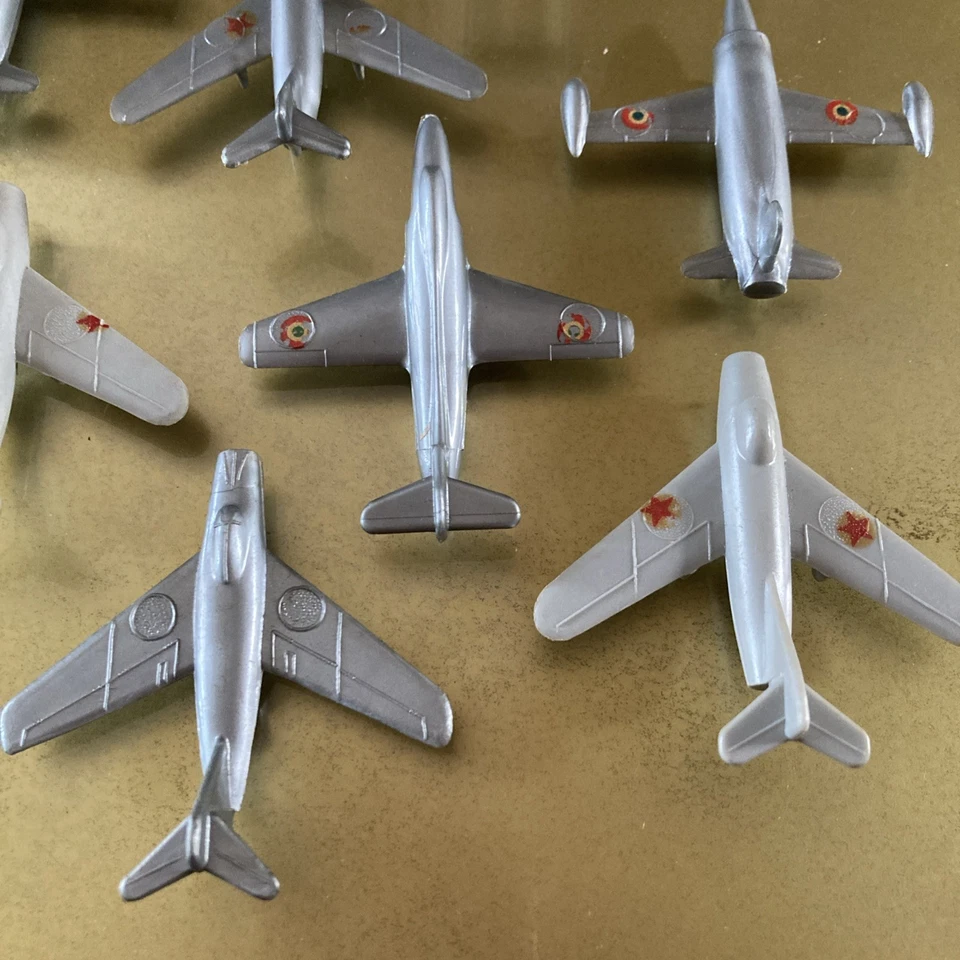 Lotto Di 8 Aerei In Plastica Vintage Anni 60, Quasi Tutti Con Decalcomania - Immagine 4 di 4