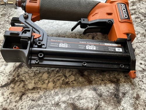 Pinner neumático sin cabeza Ridgid R138HPA calibre 23 1-3/8" - Imagen 4 de 6
