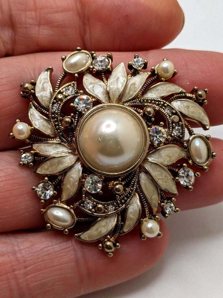 Broche Corona Vintage Monet Esmalte Blanco Perla Estrás Tono Dorado Años 50 Foto 4 de 4