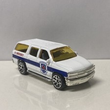 2000 00 Chevy Suburban Collectible 1/64 Scale Diecast Diorama Model