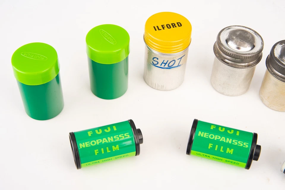 Soportes antiguos de metal y plástico Ilford Ansco Fujifilm 35 mm rollo película V22 Foto 2 de 4