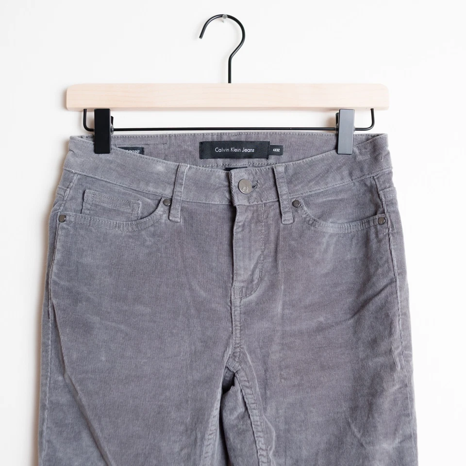 Pantalones para mujer Calvin Klein 4 grises gris pana ajustados definitivos Foto 3 de 4