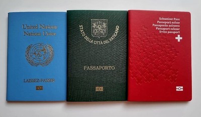 3x Reisepass Prop Schweiz - Vatican Stadt - Vereinte Nationen. Ultrarealistisch!