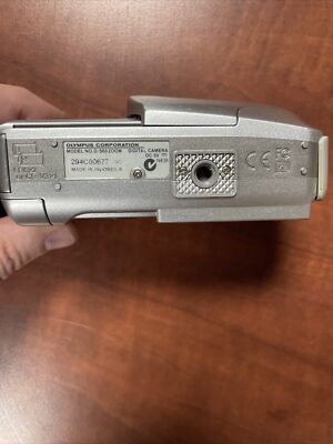 Olympus Camedia D-560 Zoom 3.2MP Digital Point & Shoot Camera