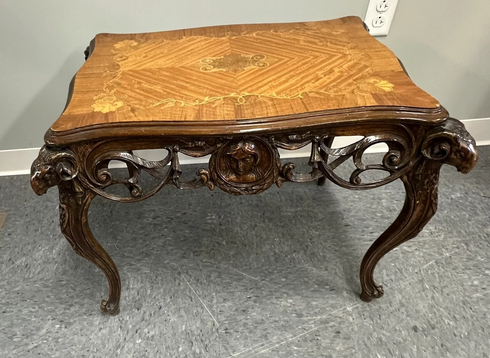 Mesa baja antigua francesa tallada en madera satinada de nogal con incrustaciones de marquetería C1900 Foto 2 de 4