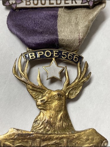 Elks Boulder Lodge No. 566 Macky Auditorium State University Medal Badge Pin - Photo 3/12