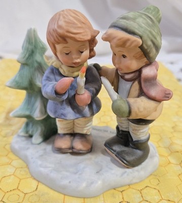 Goebel Berta HUMMEL Studio 4.25'' Figurine BH 59 LIGHT THE NIGHT Figurine 1998