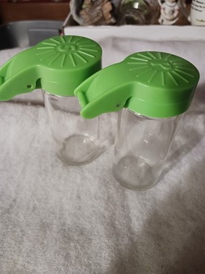 VINTAGE 4'' TALL CLEAR GLASS SALT & PEPPER SHAKERS WITH GREEN FLAPPER LIDS