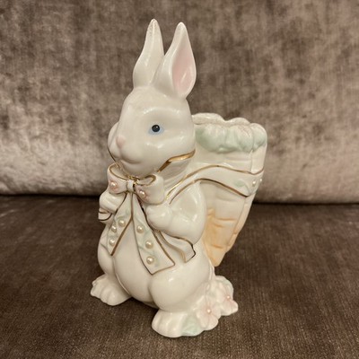 Lenox Porzellan Osterhase mit Karotten Vase, ''Blütenblätter und Perlen''. Sehr guter Zustand/Neuwertig.