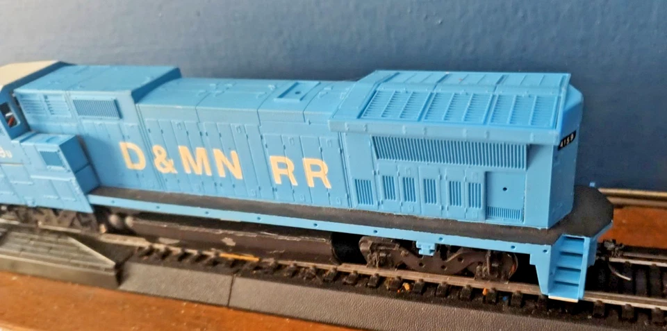HO Scale Walthers Dash 8 D & MN RR diesel locomotive no 4159u rare - Image 3 of 4