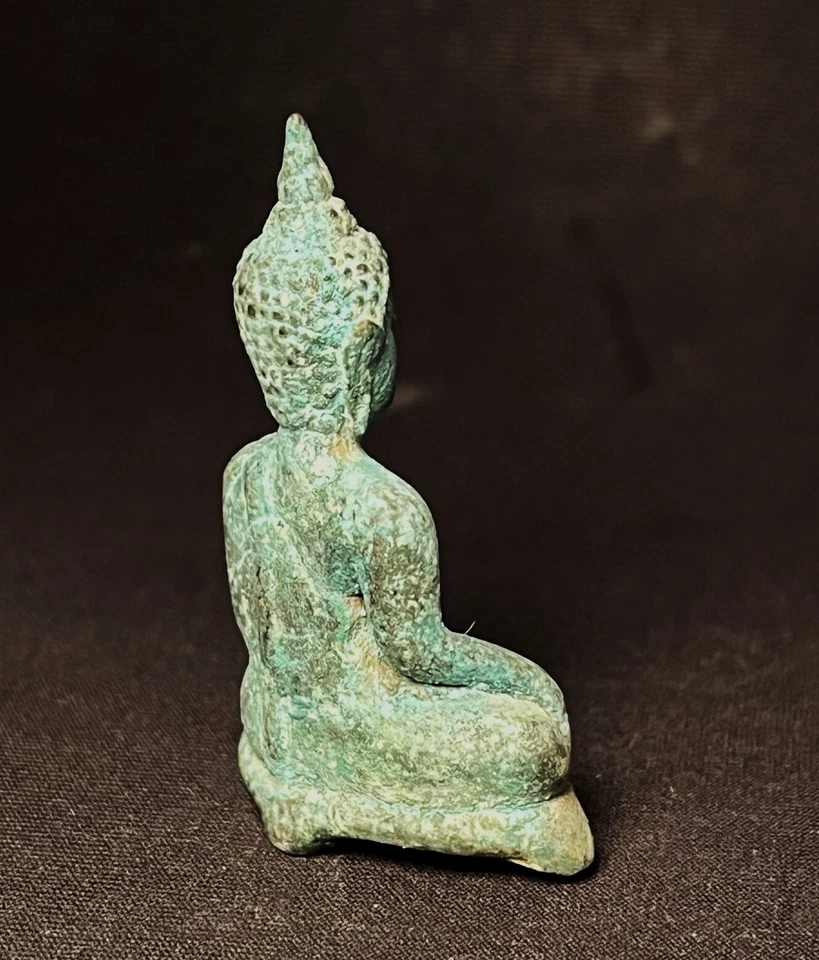 ANTIGUO AMULETO DE BUDA TAILANDÉS BRONCE, PHRA CHIANG SAEN (Sing 3) BASE DE 3 PATAS Foto 4 de 4